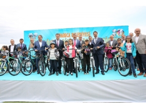 Darıca’da Başarılı Öğrenciler Bisikletle Ödüllendirildi