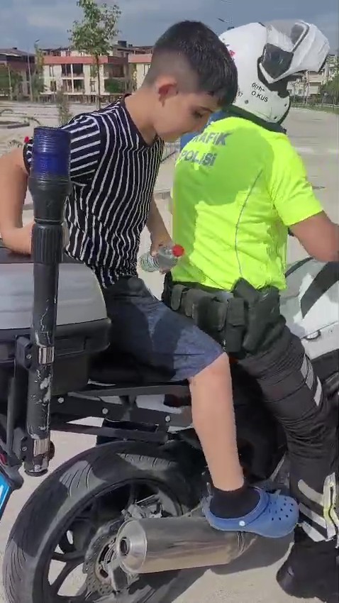 polis-ekipleri-ogrenciyi-sinava-yetistirmek-icin-zamanla-yaristi