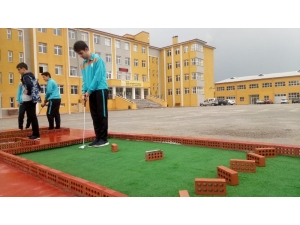 Öğrencilerin Dikkat Becerisi İçin Mini Golf Sahası