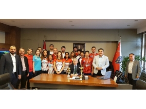 Avrupa Şampiyonu Hokeycilerden Emniyet Müdürüne Ziyaret