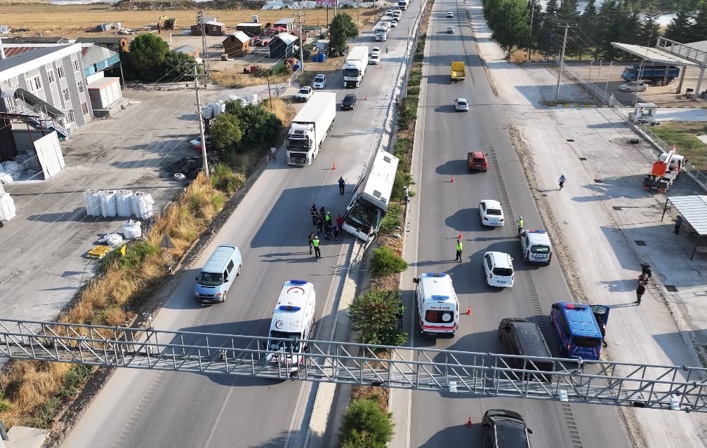burdur-da-tur-otobusu-devrildi-34-kisi-yara-almadan-kurtuldu