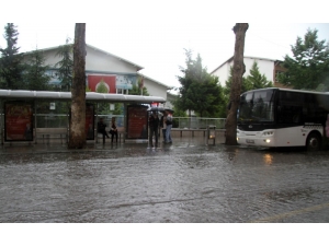 Sağanak Yağışta Biriken Sular Kaldırım Seviyesini Aştı