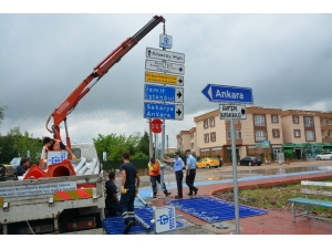Kartepe’de Trafik Levhaları Yenileniyor