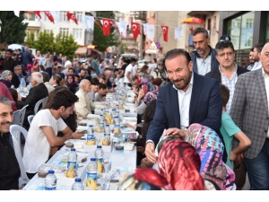 İzmit’te 3 Bin Kişi İftar Yemeğinde Buluştu