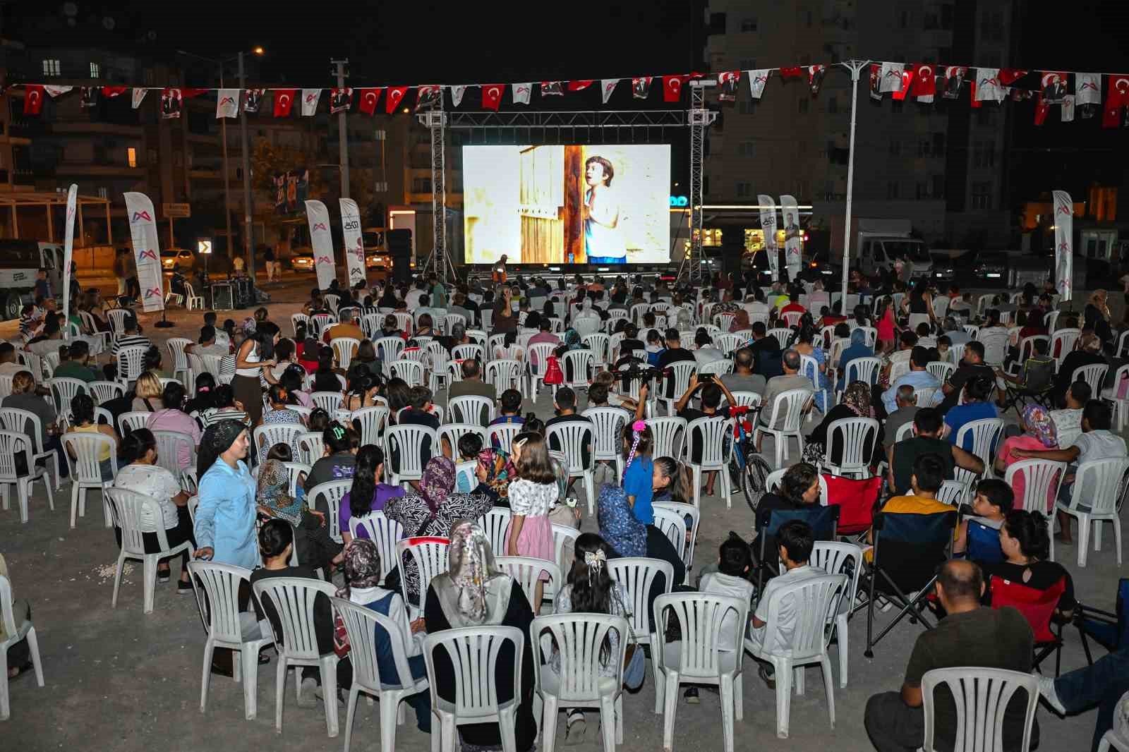tarsus-ta-acik-hava-sinemasi-nostaljisi-mahalle-sakinleri-beyaz-perdede-bulustu