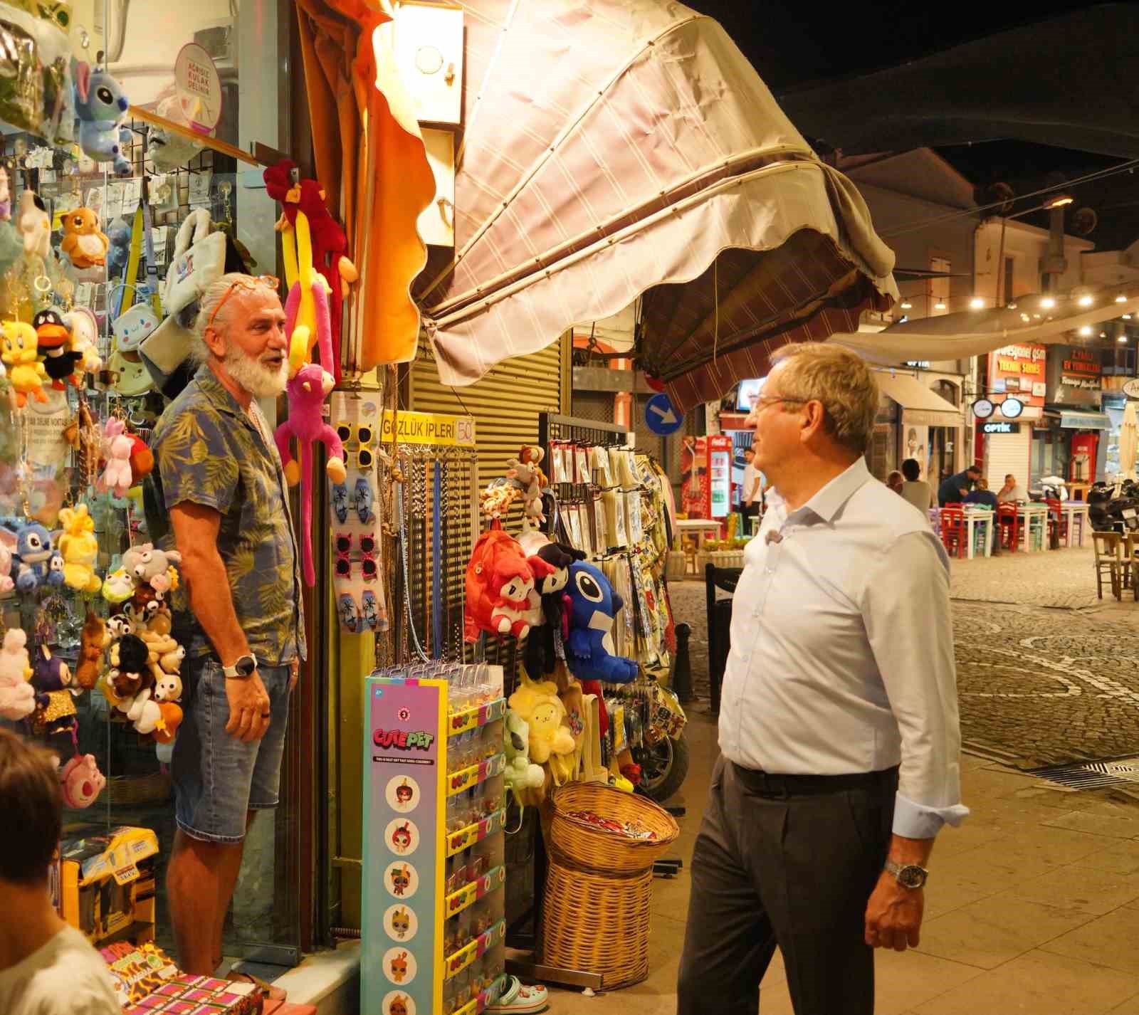 ayvalik-ta-uretici-ve-el-emegi-pazari-yaz-aksamlarina-renk-katiyor