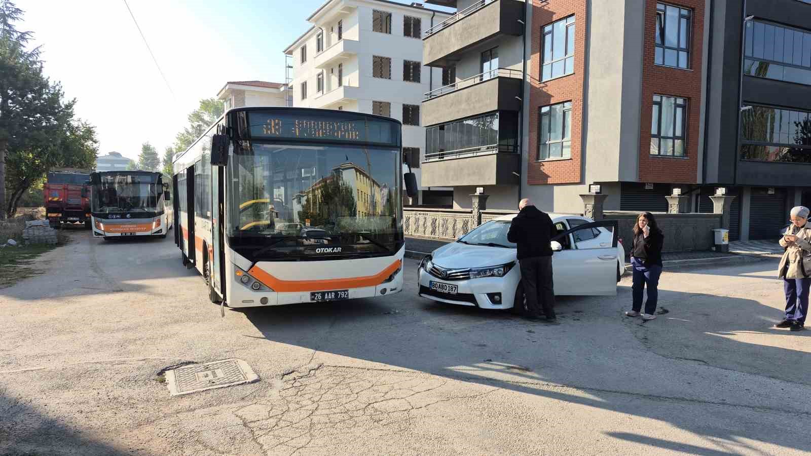 eskisehir-de-belediye-otobusu-ile-otomobil-carpisti-2-ogrenci-yaralandi