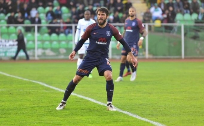 Başakşehir'de 2 Isim Ile Yollar Ayrıldı