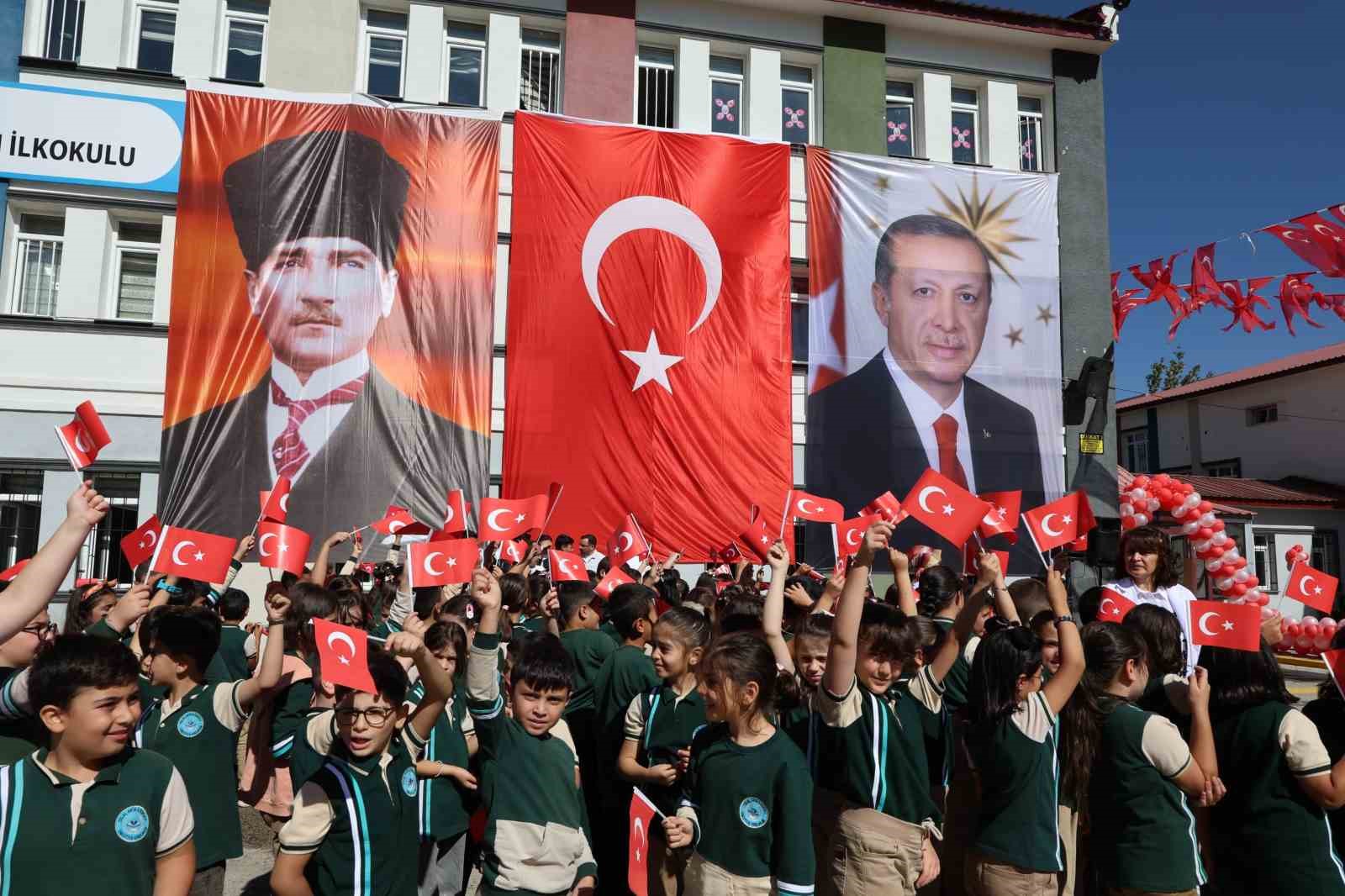 erzurum-da-ilkogretim-haftasi-acilis-programi-celal-akin-ilkokulu-nda-gerceklestirildi