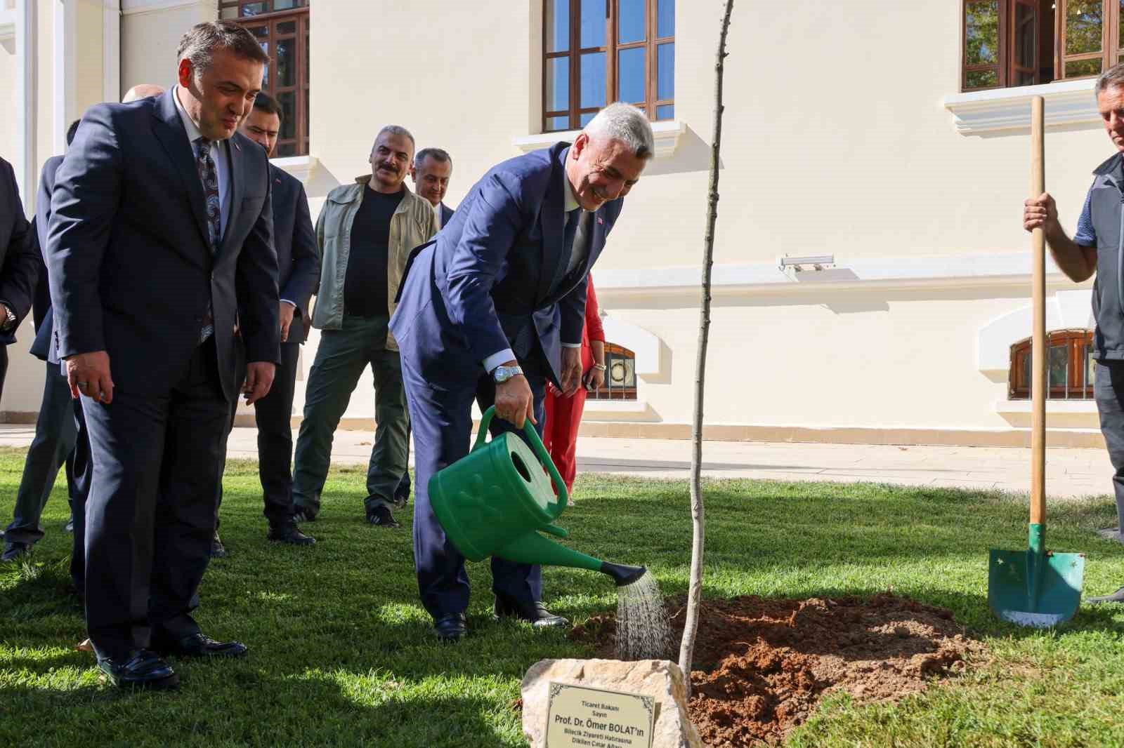 bakan-bolat-bilecik-valiligi-bahcesinde-adini-tasiyan-cinar-fidanini-dikerek-can-suyu-verdi