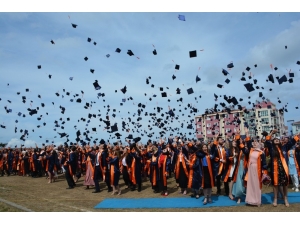Sinop’ta 2 Bin 342 Öğrencinin Mezuniyet Heyecanı