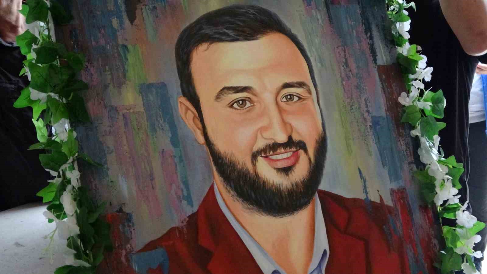 trafik-kazasinda-hayatini-kaybeden-gazeteci-dursun-biran-yilmaz-evlilik-yil-donumunde-topraga-verildi