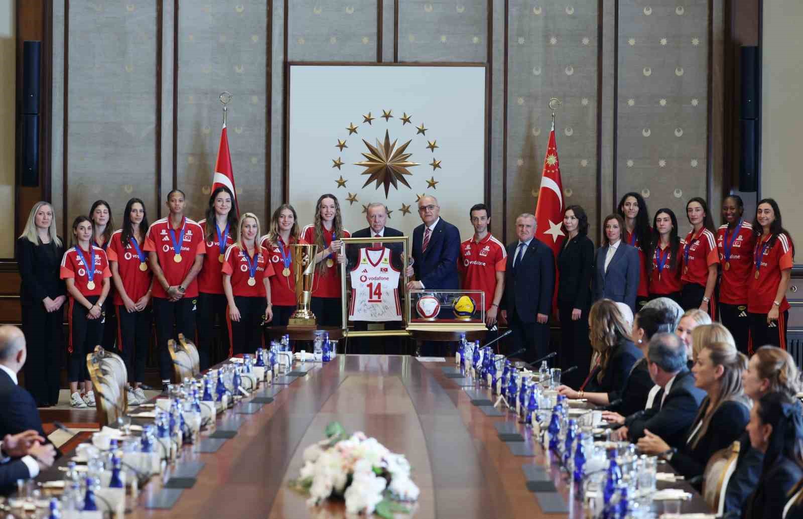 cumhurbaskani-erdogan-a-milli-kadin-voleybol-takimi-ile-a-milli-erkek-voleybol-takimi-ni-kabul-etti