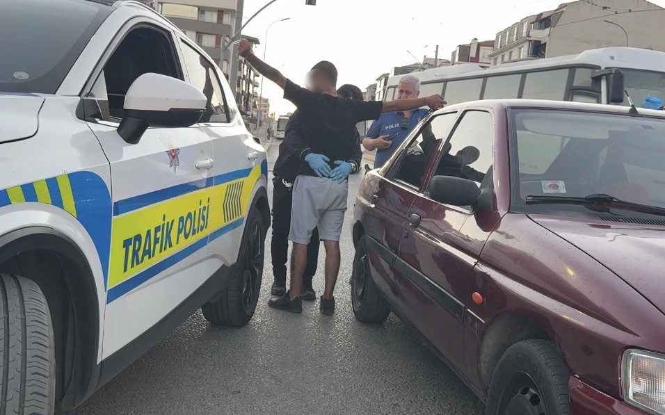 calisir-haldeki-otomobilde-uyuyan-2-kisiyi-polis-guclukle-uyandirdi-aracta-13-sentetik-hap-ele-gecirildi