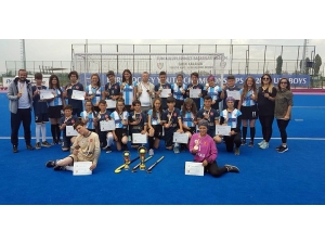 Sakarya Ortaokulu Hokeyde Türkiye Şampiyonu Oldu