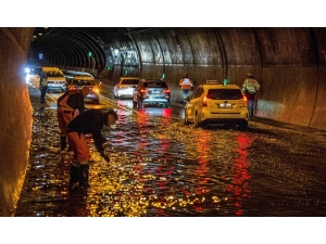 Almanya’yı Fırtına Ve Seller Vurdu