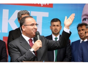 Başbakan Yardımcısı Bozdağ, "Milletin Gözünü Boyamak İçin Kılıktan Kılığa Giriyorlar"