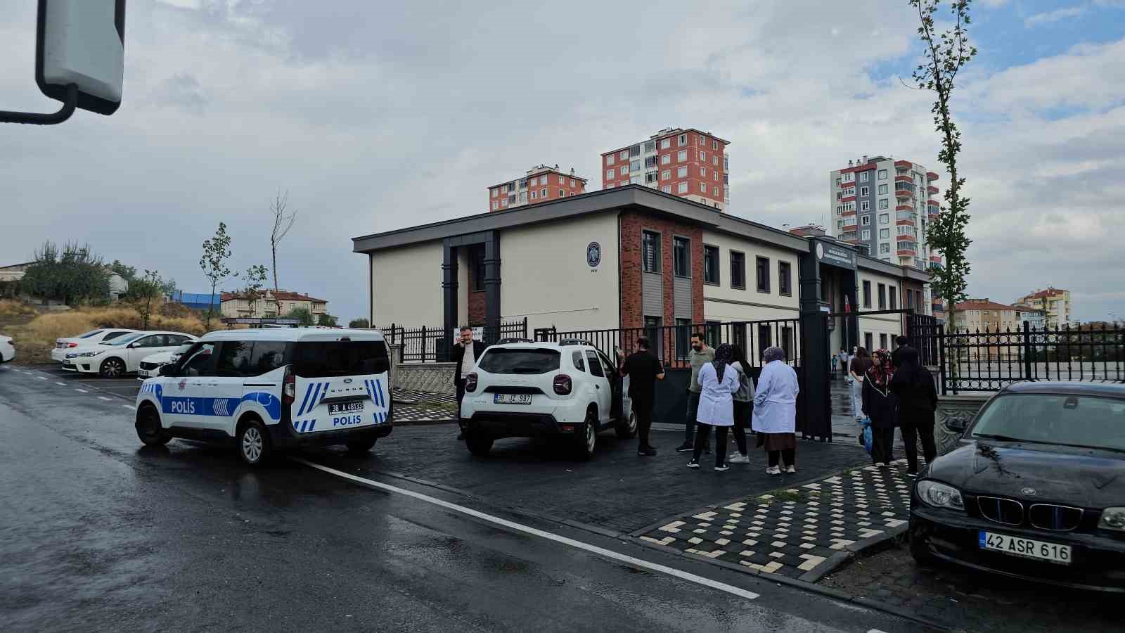 kayseri-de-okul-onunde-hareketli-dakikalar