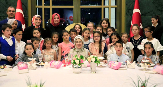 Emine Erdoğan'dan Anlamlı Davet! Cumhurbaşkanlığı Külliyesi'nde Yetim Çocuklarla İftar Yaptı
