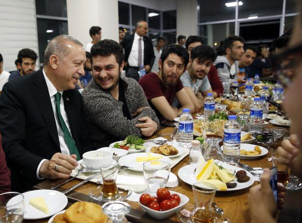 Twitter'dan Daveti Gören Erdoğan Gençlere Anında Cevap Verdi, Yurtta Sahur Yaptı