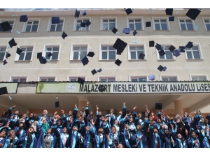 Lisede Mezuniyet Coşkusu Yaşandı