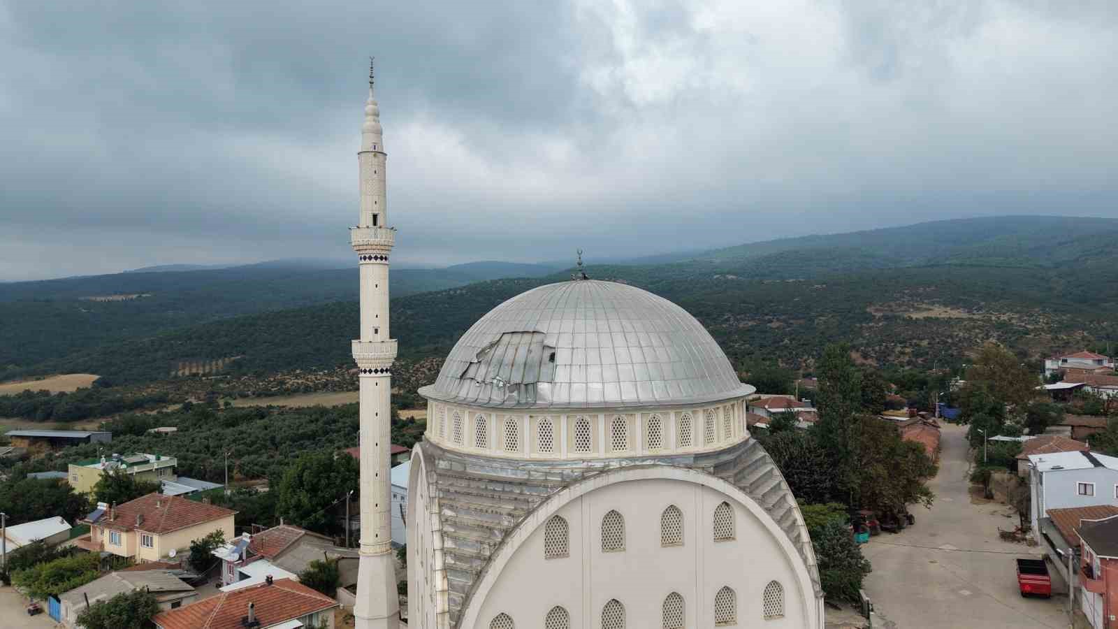 poyraz-caminin-kubbesini-ucurdu
