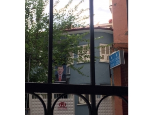 İyi Parti İl Başkanı’nın İş Yerinin Balkonuna “Erdoğan Posteri” Asıldı