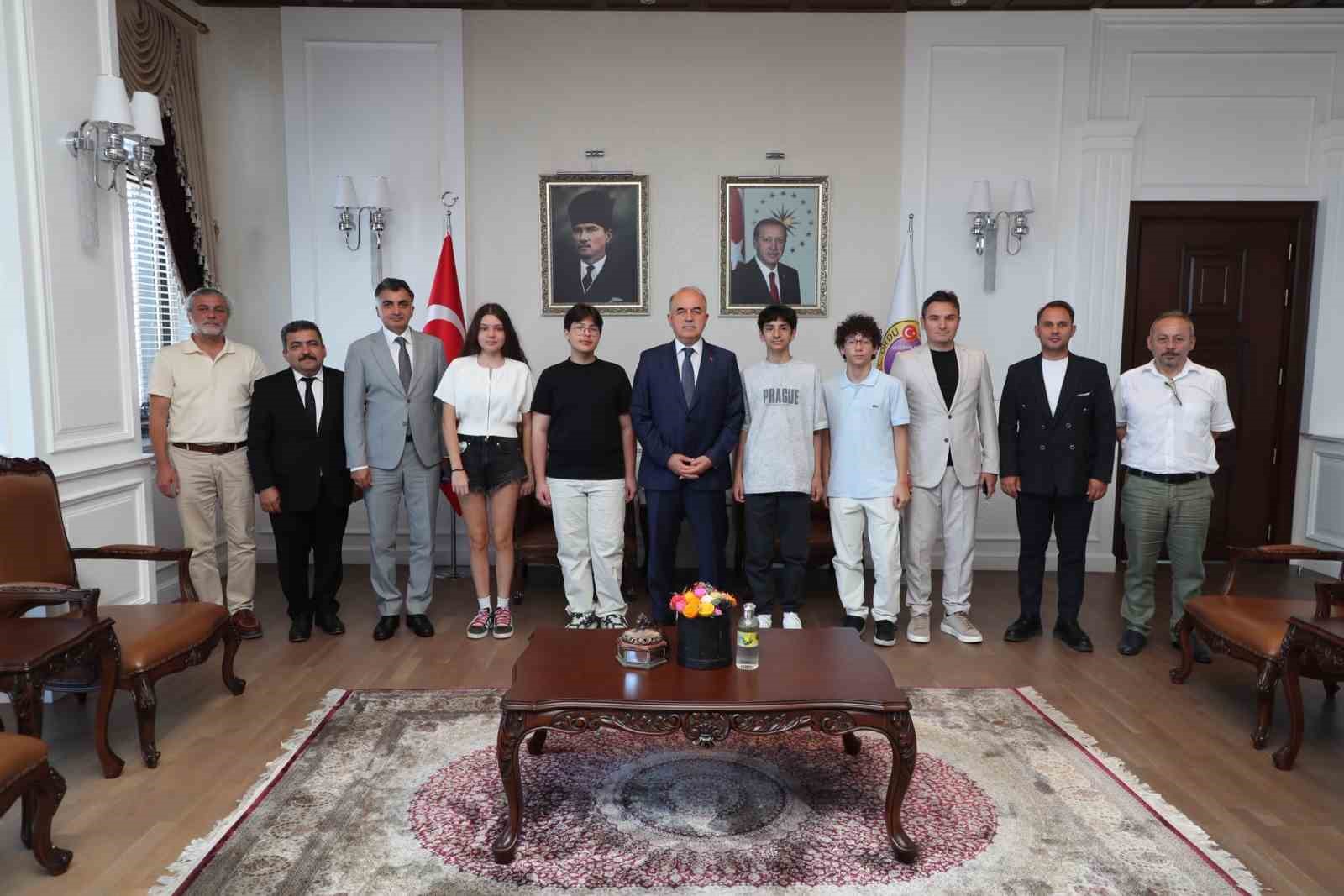 vali-erol-lgs-de-tam-puan-alan-ogrencileri-agirladi