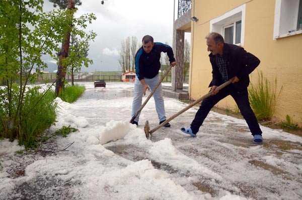 Kars Ve Erzincan'da 20 Dakika Boyunca Yağan Dolu, Her Yeri Beyaza Bürüdü