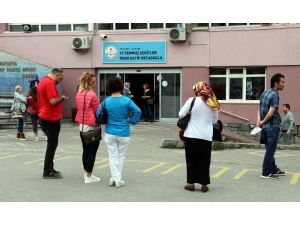 Öğrenciler Sınavda, Veliler Dışarıda Ter Döktü