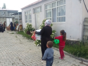 Ağrı İhh İhtiyaç Sahibi Ailelere Gıda Dağıttı