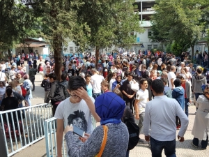 Lgs İçin Çocuklar İçeride, Aileler Dışarıda Ter Döktü