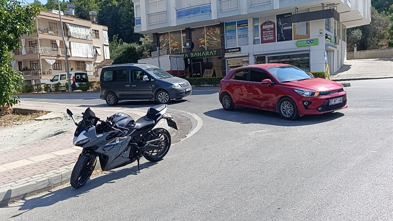 sokaga-donmek-isteyen-otomobile-motosiklet-carpti-1-yarali