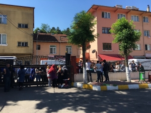 Öğrenciler Sınavda , Aileler Dışarıda Ter Döktü