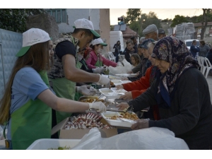 Tepebaşı’nda Sokak İftarları Devam Ediyor