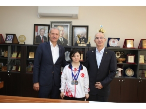 Milli Yüzücü’den Başkan Dişli’ye Ziyaret