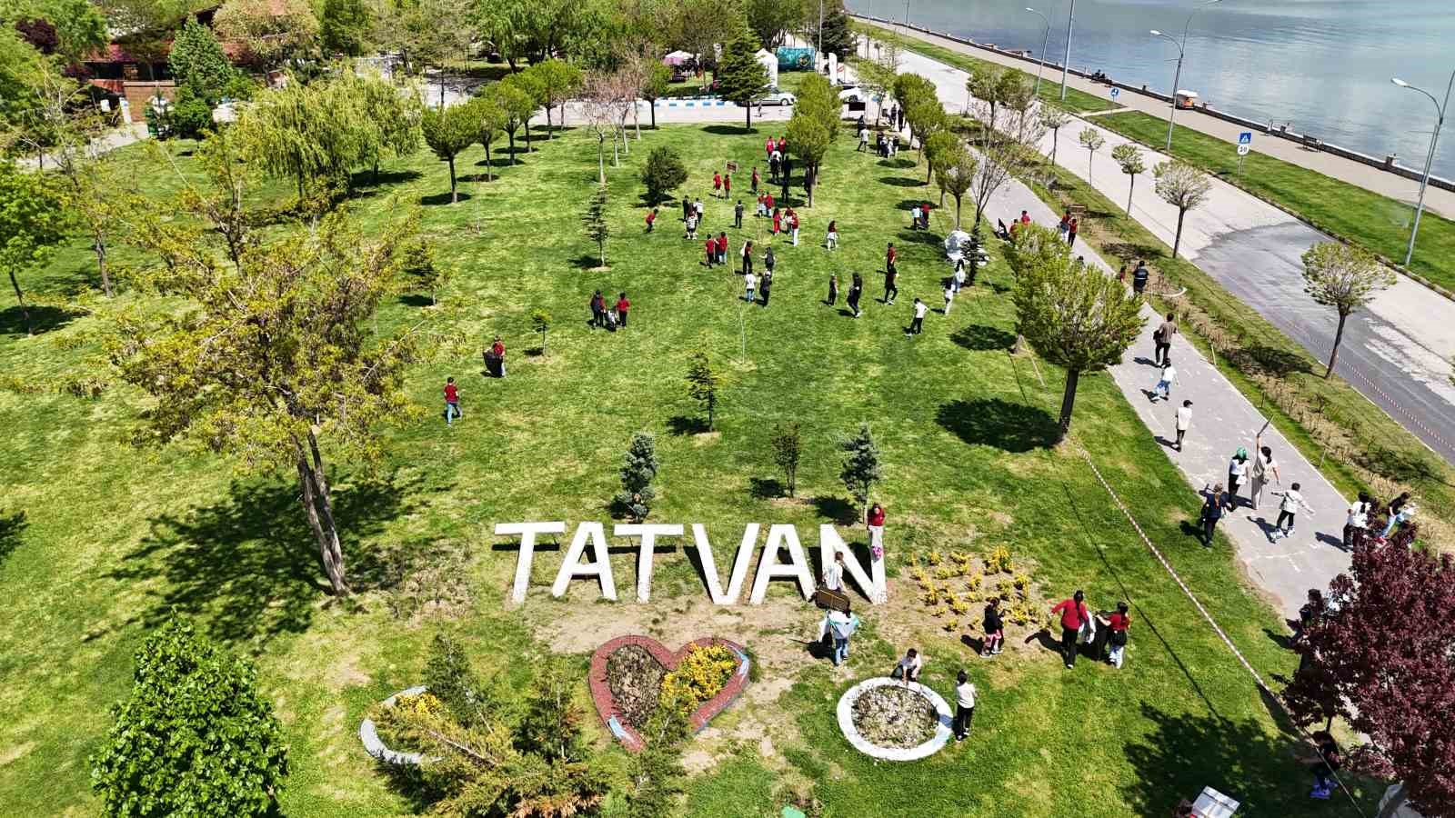 tatvanli-ogrencilerden-van-golu-sahilinde-cevre-temizligi
