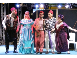 Özden Tiyatrosu Şanlıurfalılarla Buluştu