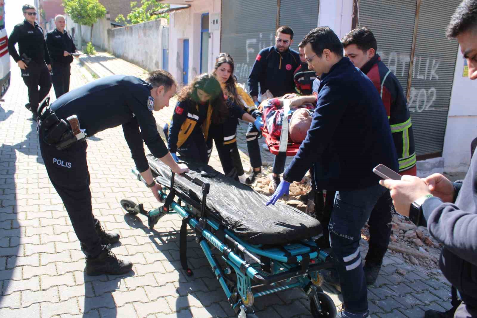 coken-balkondan-zemine-dusen-engelli-genc-sevenlerini-uzdu