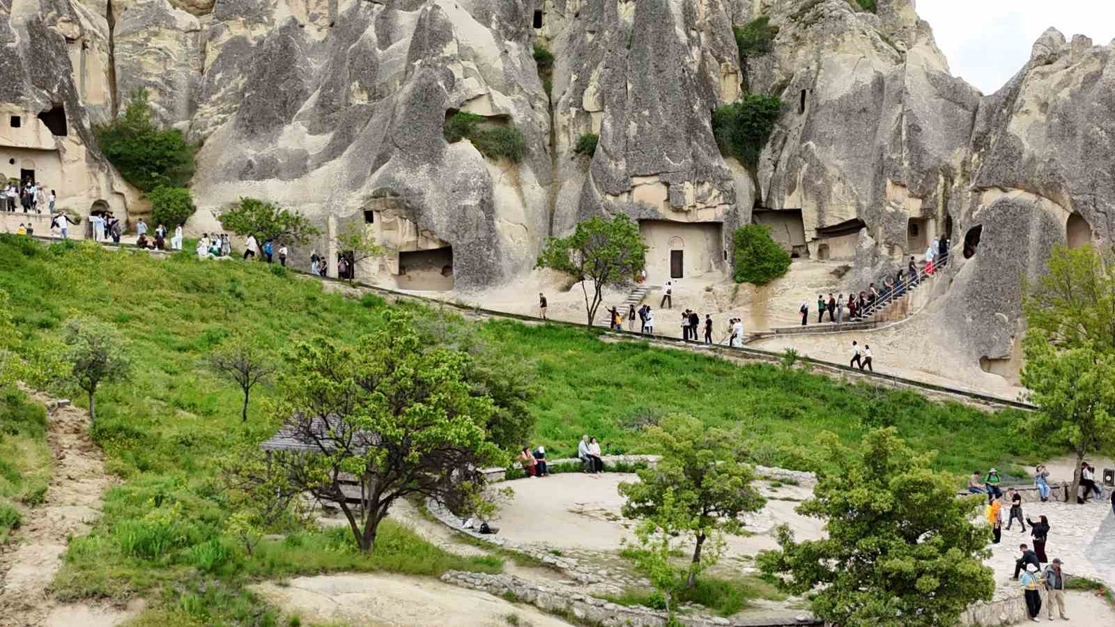 kapadokya-nin-rengi-degisti-yagmurlar-peri-bacalarini-yesile-burudu