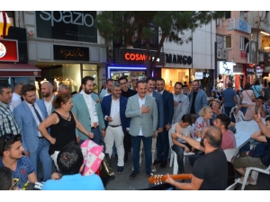 Ak Parti, Karşıyaka Çarşı’yı “İzmir Marşı” İle İnletti