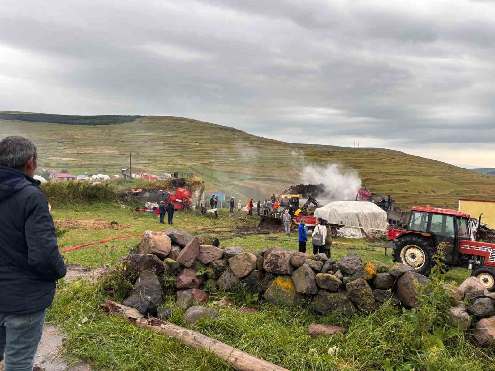 ardahan-da-cikan-yanginda-ahir-samanlik-ve-ambar-kule-dondu