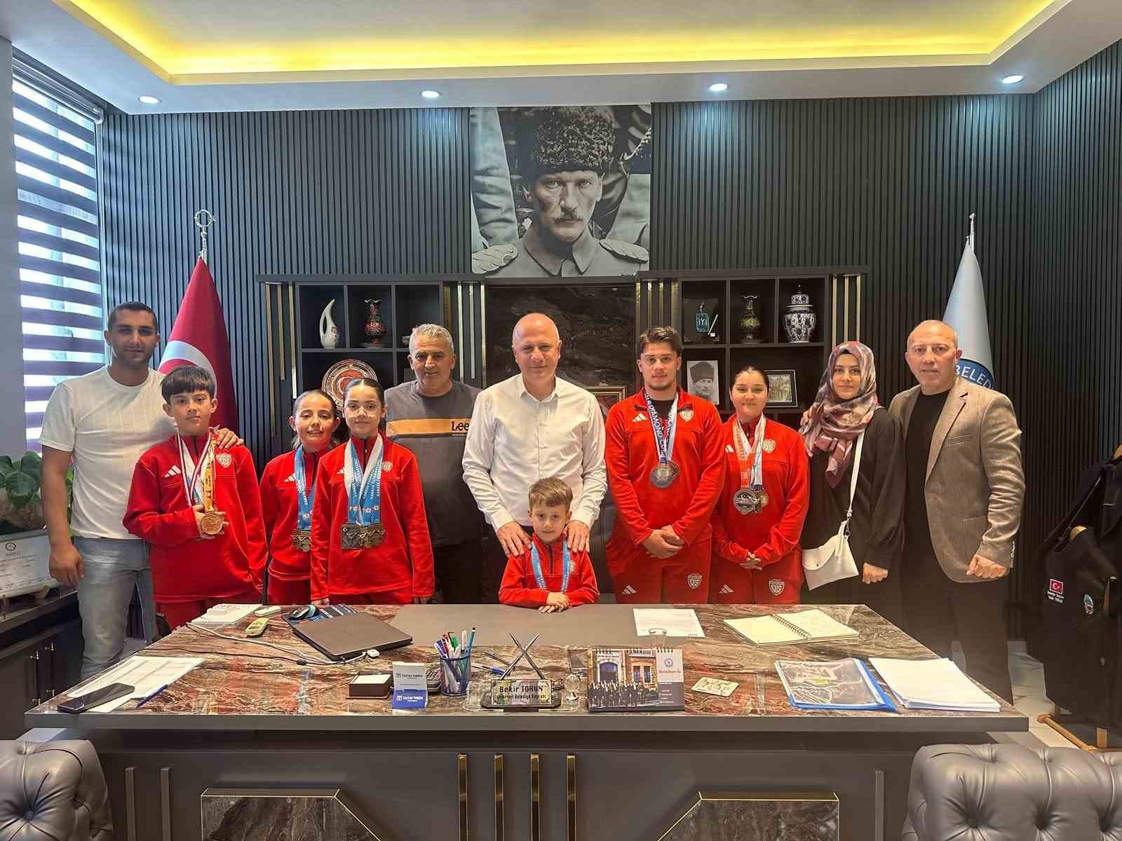 turkiye-balkan-avrupa-ve-dunya-duzeyinde-onemli-basarilara-imza-sporculari-agirladi