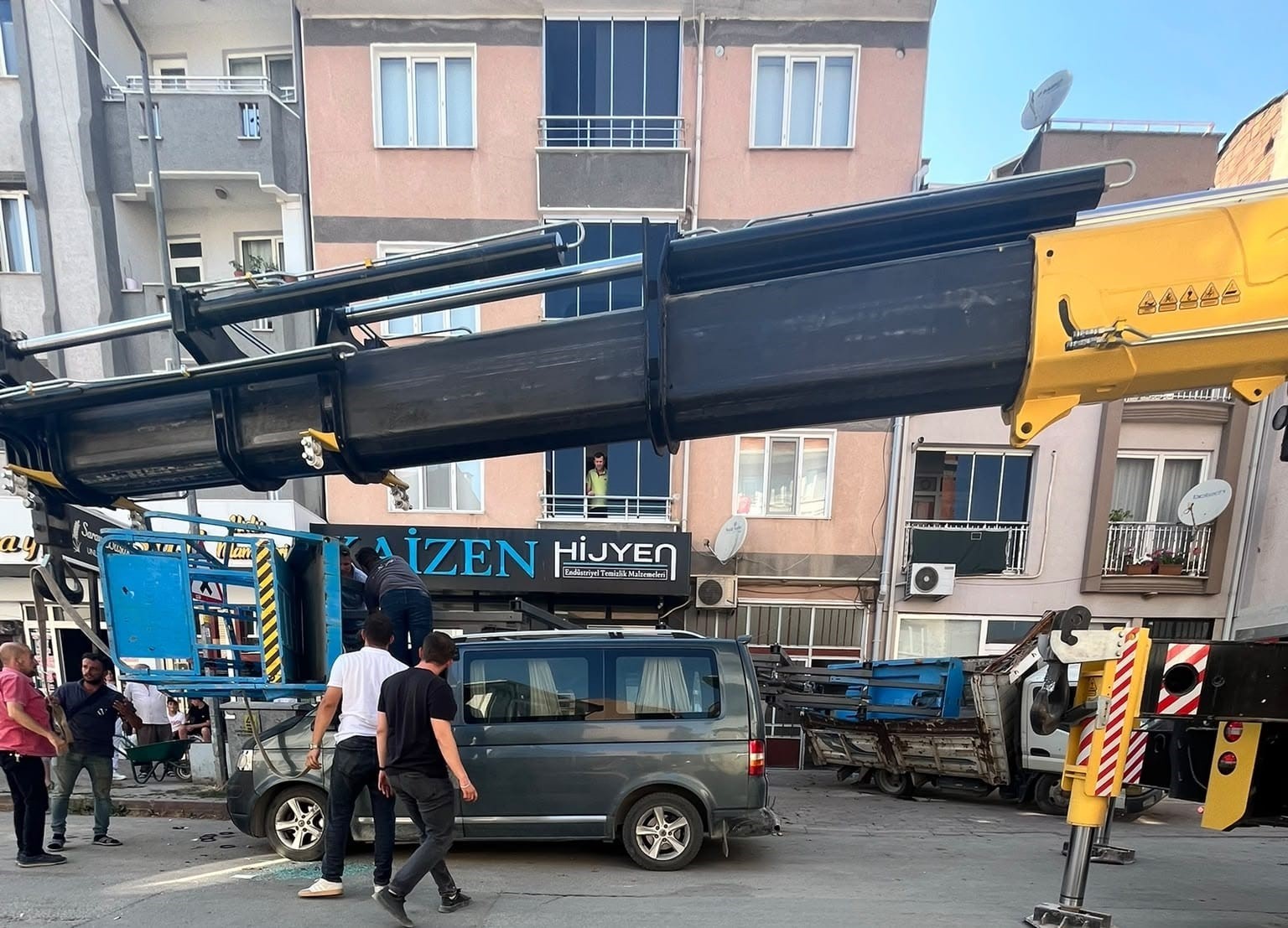 yuk-asansoru-minibusun-uzerine-boyle-devrildi