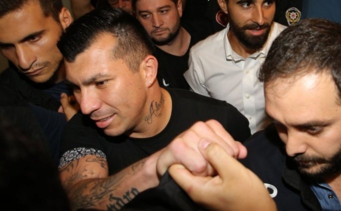 Medel'den Galatasaray'a Yardım: "git, Hiç Kaçırma"