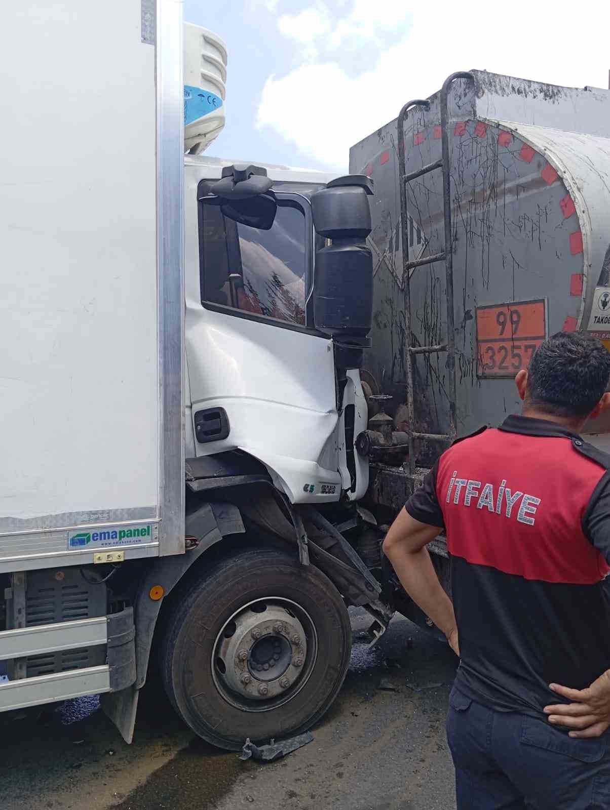 osmaniye-de-tankere-arkadan-carpan-tirda-2-kisi-yaralandi