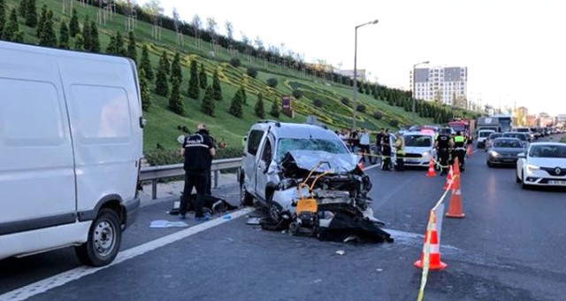Otomobil Belediye İşçilerinin Olduğu Araca Çarptı: 2 Ölü, 5 Yaralı