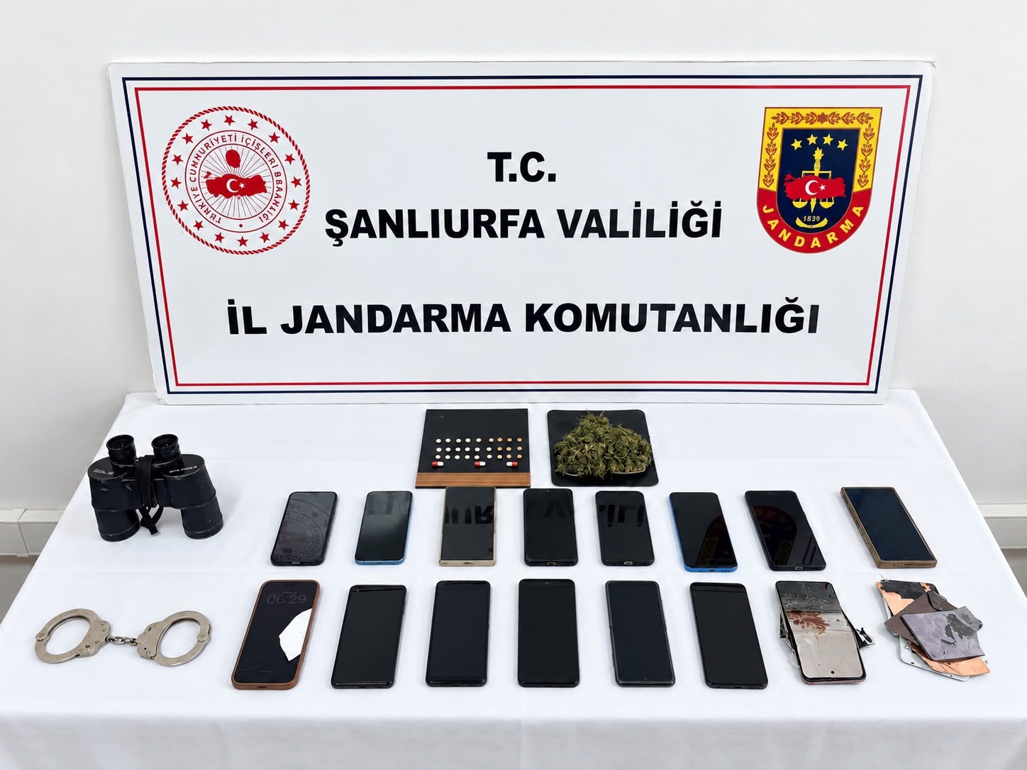 misir-tarlasinda-yakalanan-dolandiricilarin-ev-ve-arabasindan-cikanlar-hayrete-dusurdu