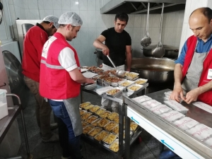 Kızılay, Dar Gelirli Aileleri Sevindirmeye Devam Ediyor