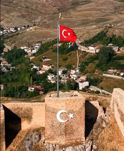 bayburt-kalesi-nde-turk-bayragi-yenilendi